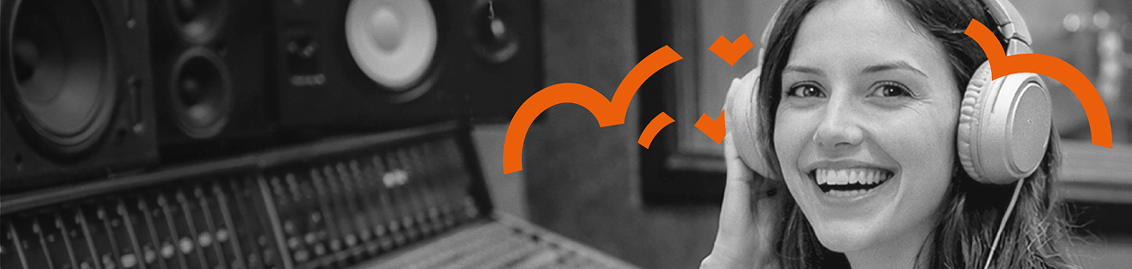 Chica con auriculares en estudio de grabación